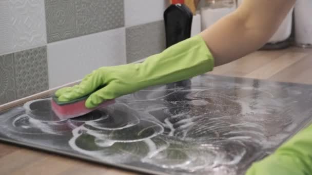 Closeup Ruční Ženy Čištění Moderního Kuchyňskového Keramického Elektrického Povrchu Houbou — Stock video