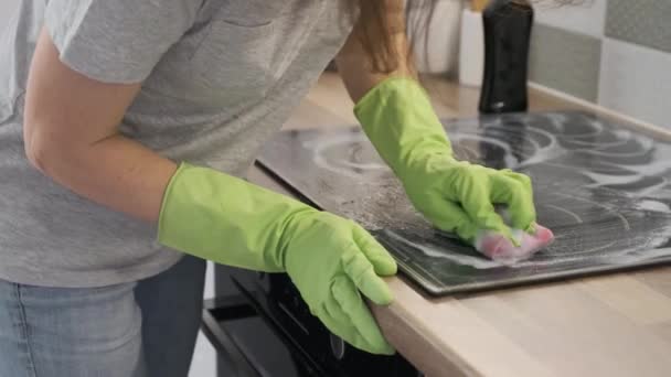 Fechar Mão Mulher Limpeza Moderna Cozinha Vidro Cerâmica Superfície Elétrica — Vídeo de Stock