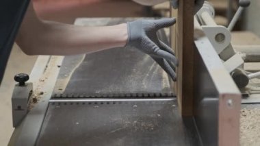 Marangoz elinde ahşap mobilya detayları, arka plan marangozluk ahşap woodshop