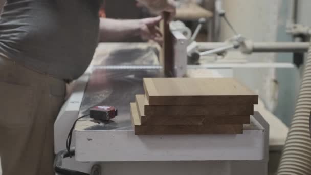 Holzmöbel Details Den Händen Des Tischlers Hintergrund Tischlerei Holzbearbeitung Holzwerkstatt — Stockvideo