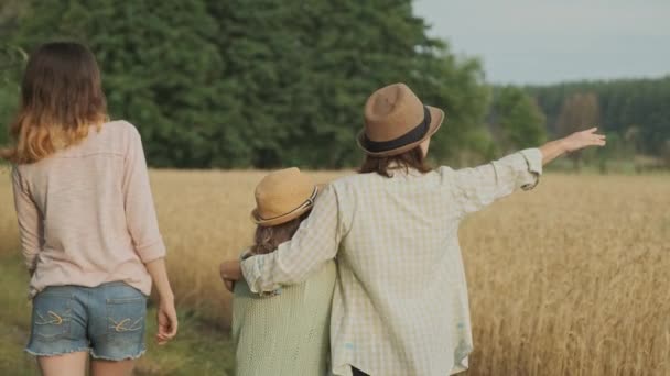 家庭母子两个女儿一起走乡间路 夏自然背景 黄金时间 — 图库视频影像