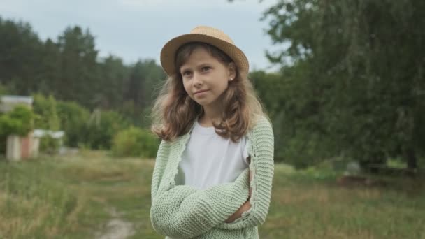 Schönes Lächelndes Mädchen Mit Hut Strickdecke Natur Hintergrund Kühler Sommerabend — Stockvideo