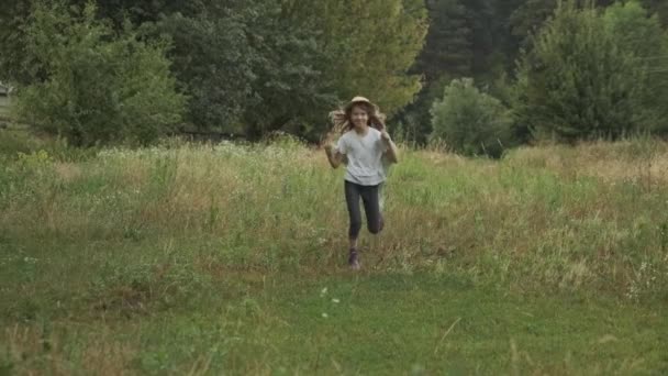 Hermosa Sonrisa Divertida Niña Corriendo Botas Manta Punto Sombrero Fondo — Vídeos de Stock