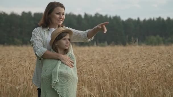 Mother Daughter Walking Talking Woman Hugs Her Child Shows Finger — Stock Video