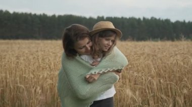 Güzel anne küçük kızına sarılıyor