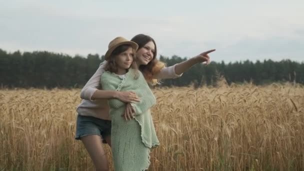 Liefdevolle Familie Oudere Zus Zorgzaam Spelen Zoek Met Jongere Meisje — Stockvideo