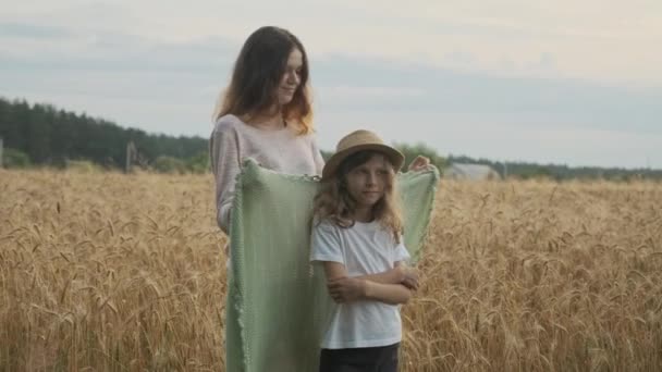 Liefdevolle familie, oudere zus zorgzaam, spelen, op zoek met jongere meisje — Stockvideo