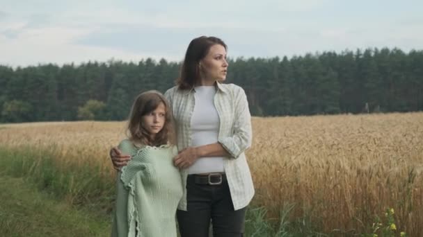 Mutter und Tochter gehen und reden umarmend — Stockvideo