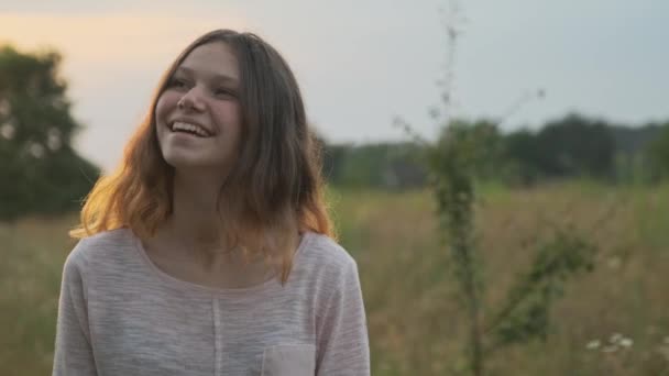 Chica sonriente de 15 años, con cabello castaño volador — Vídeo de stock