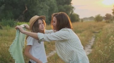 Sevgi dolu anneler kızı örme battaniye koyar