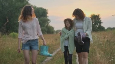 Aile anne ve çocukları iki kızı birlikte kırsal yol boyunca yürüyüş