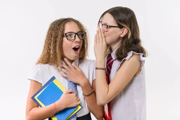 Feliz escuela secundaria amigos adolescentes, hablar y secreto —  Fotos de Stock