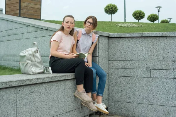 Two young beautiful girls students with backpacks, books — Stock Photo, Image