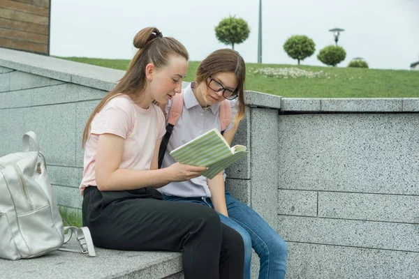 Twee jonge mooie meisjes studenten met rugzakken, boeken — Stockfoto