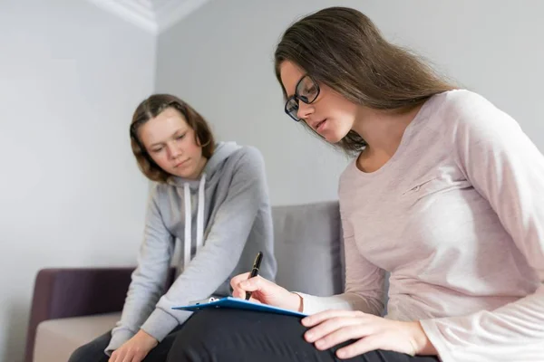Gadis remaja 14, 15 tahun berbicara dengan psikolog wanita — Stok Foto