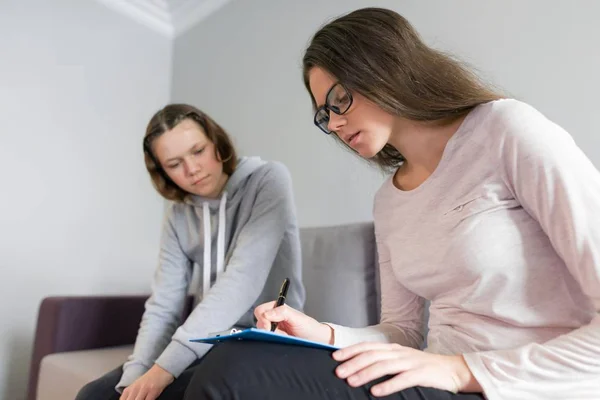 Ragazza adolescente 14, 15 anni che parla con una psicologa donna — Foto Stock