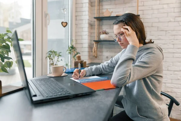 Retrato de jovem estudante no café com laptop — Fotografia de Stock