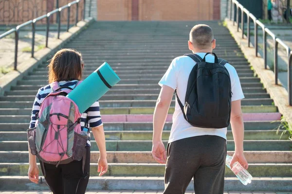 Middelbare leeftijd man en vrouw in sportkleding praten wandelen. — Stockfoto