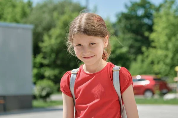 Letni portret dziewczyny z 9 lat na zewnątrz — Zdjęcie stockowe