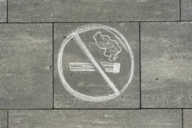 Gri kaldırımda sigara içilmemesi üzerine imza at