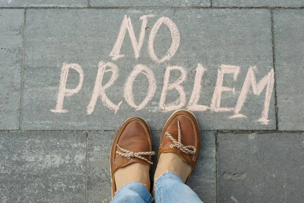 Pieds féminins avec texte aucun problème écrit sur le trottoir gris — Photo