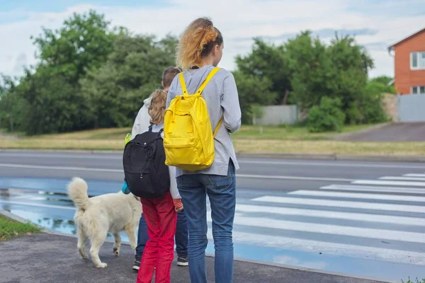 Grupp av barn korsar vägen på Zebra korsning — Stockfoto