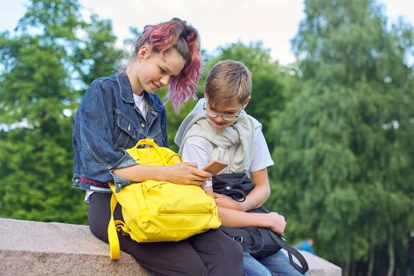 Retrato al aire libre de dos adolescentes que hablan con teléfono inteligente — Foto de Stock