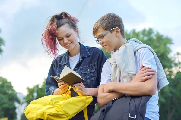 Buiten portret van twee pratende tieners studenten — Stockfoto