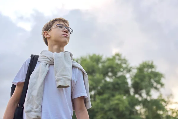 Buiten portret van tiener jongen met glazen rugzak — Stockfoto