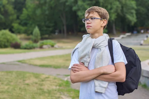 Porträtt av tonåring skolpojke i glasögon med ryggsäck — Stockfoto