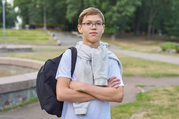 Portrét puberťáku v brýlích s batohu — Stock fotografie