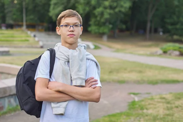 Utomhus porträtt av tonåring skolpojke med glasögon ryggsäck — Stockfoto