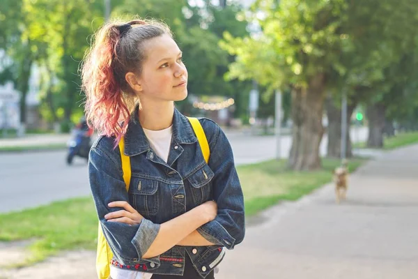 Serieuze tiener schoolmeisje met rugzak, handen gekruist — Stockfoto