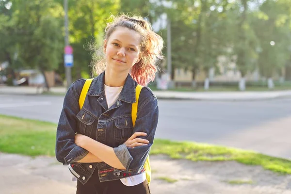 Kız öğrenci portresi 15 yıl eski sırt çantası ile — Stok fotoğraf