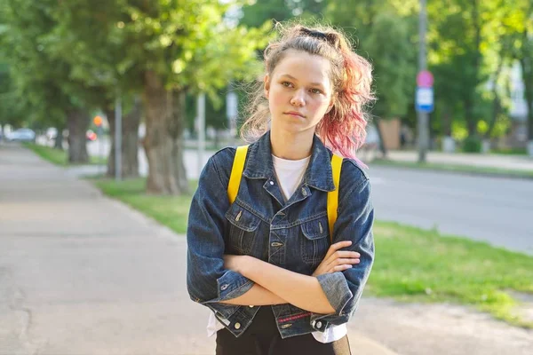 Allvarliga teen Schoolgirl med ryggsäck, händer korsade — Stockfoto