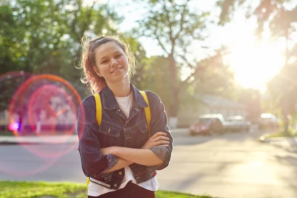 Retrato de menina estudante 15 anos com mochila — Fotografia de Stock