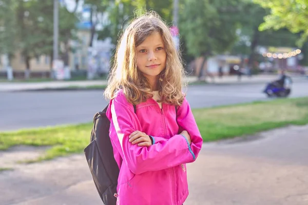 Портрет школьницы в куртке с рюкзаком — стоковое фото