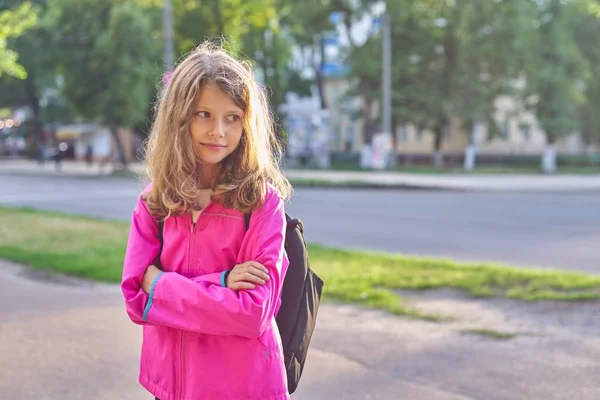 Портрет школьницы в куртке с рюкзаком — стоковое фото