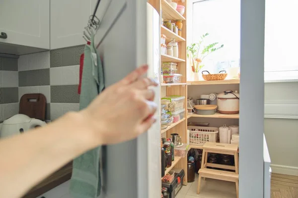 Despensa com alimentos e utensílios na cozinha — Fotografia de Stock