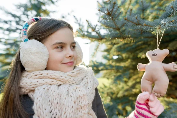 Invierno retrato al aire libre de niña cerca del árbol de Navidad —  Fotos de Stock