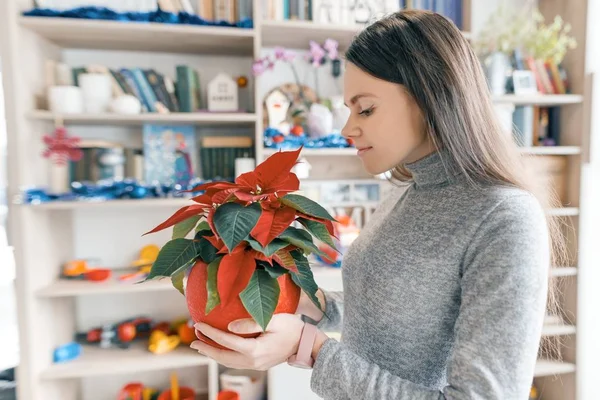 Jonge mooie vrouw met rode kerst bloem Poinsettia — Stockfoto