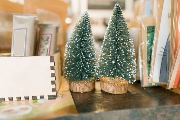 Twee kleine decoratieve kerstbomen in Café interieur — Stockfoto