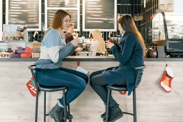 Young women drinking coffee in cafe, girls sitting near the bar counter — Stock Photo, Image