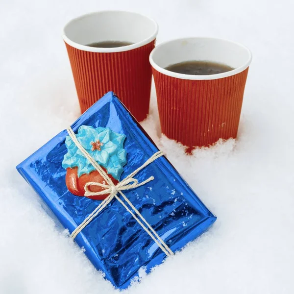 겨울 휴가 시간 눈 배경 선물 커피 2 잔 — 스톡 사진