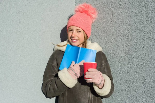 Ritratto invernale all'aperto di giovane studentessa con libro e coppa — Foto Stock