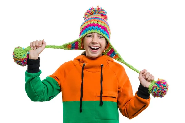 Zimní portrét veselé dívky v pletených kloboučku, izolované na bílém pozadí — Stock fotografie