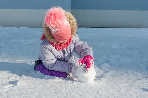 눈, 화창한 겨울 날, 웃고 놀고있는 어린이 소녀의 겨울 야외 초상화 — 스톡 사진