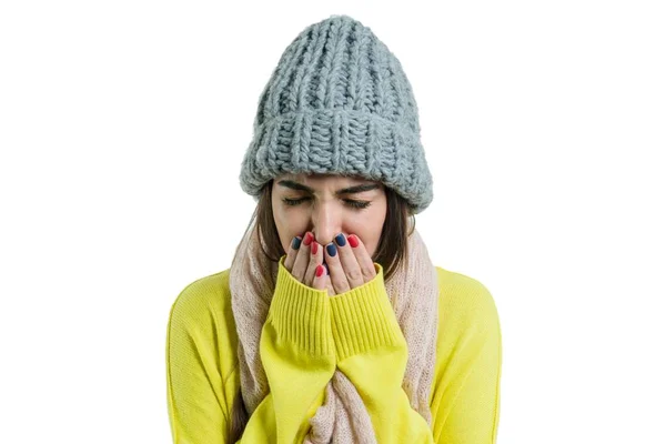 Donna preso un raffreddore in caldo cappello e sciarpa con fazzoletto, isolato su sfondo bianco, stagione influenzale — Foto Stock
