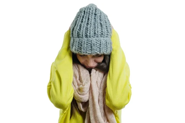 Primo piano ritratto invernale di donna in lana alla moda lavorato a maglia cappello sciarpa e maglione, freddo inverno tempo, ragazza congelata. Fondo bianco isolato — Foto Stock