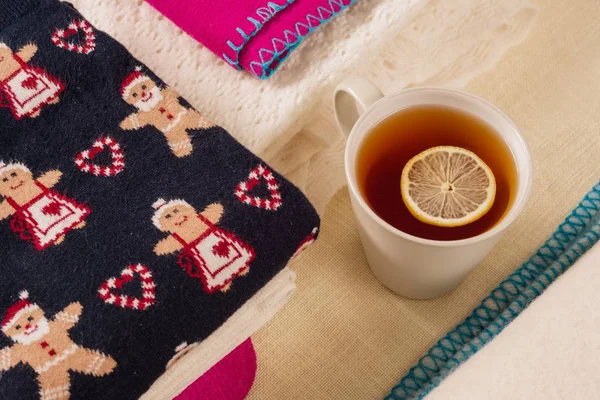 Fond de Noël vêtements d'hiver avec des motifs traditionnels, thé chaud au citron — Photo